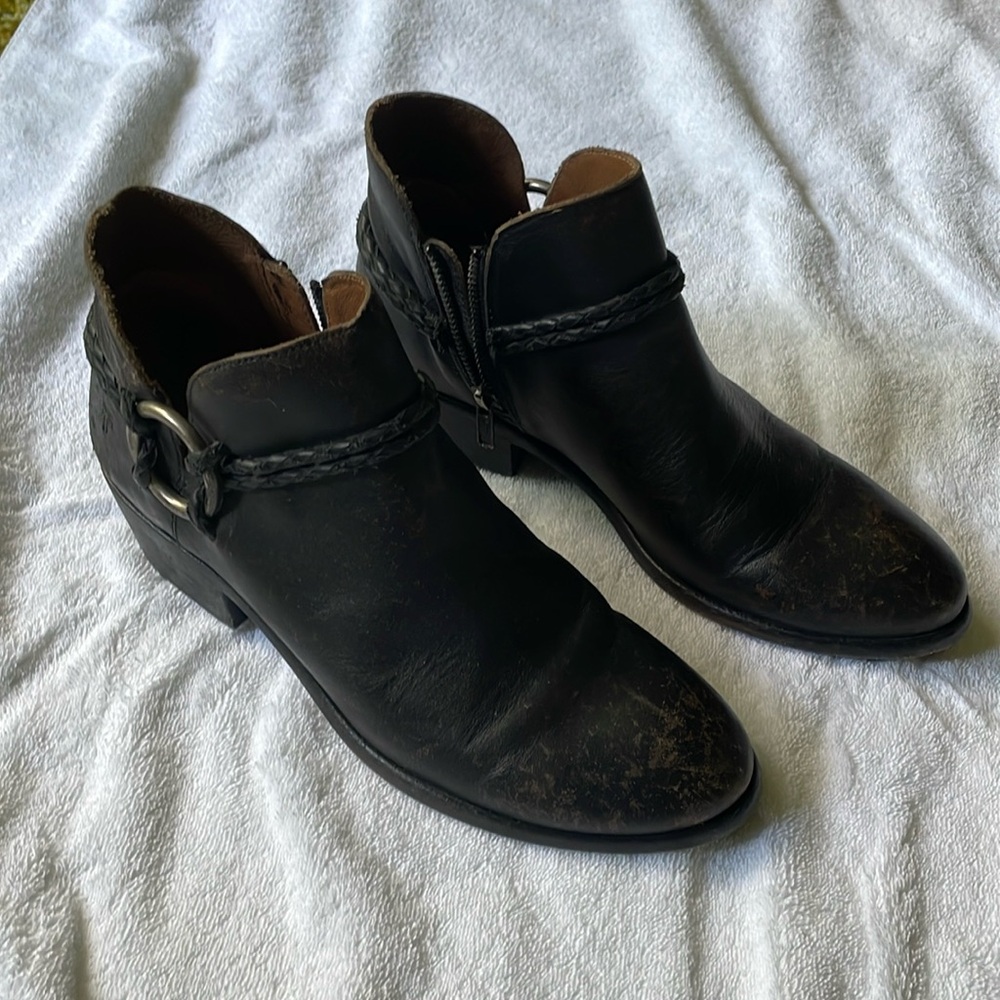 FRYE Carson Braided Bootie EUC Size 8 1/2M Black Distressed Leather